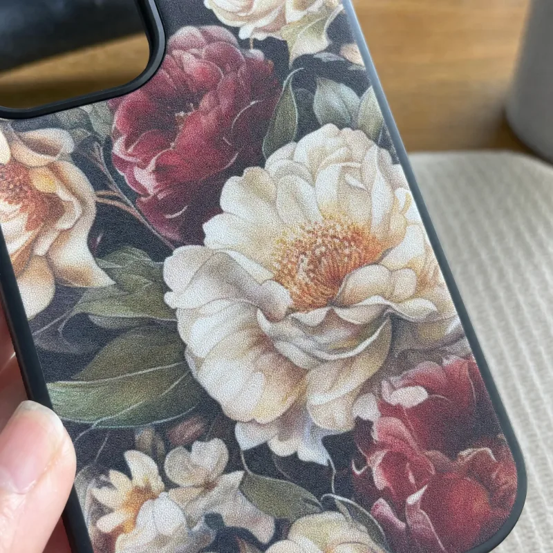 Handyhülle mit floralem Design, Nahaufnahme